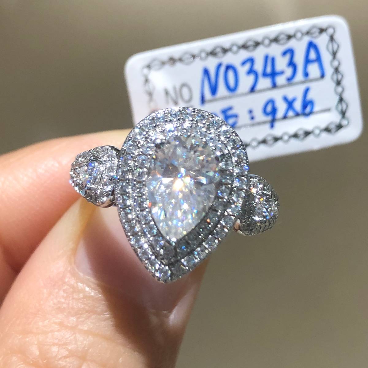 豪华梨形女戒S925银镀白金定制选款主石莫桑钻1.5ct/副石高碳钻